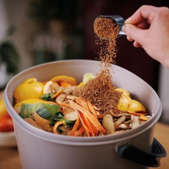 Bokashi Starter met emmer en etensresten