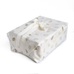 Reusable Christmas Giftwrap creme blaadjes