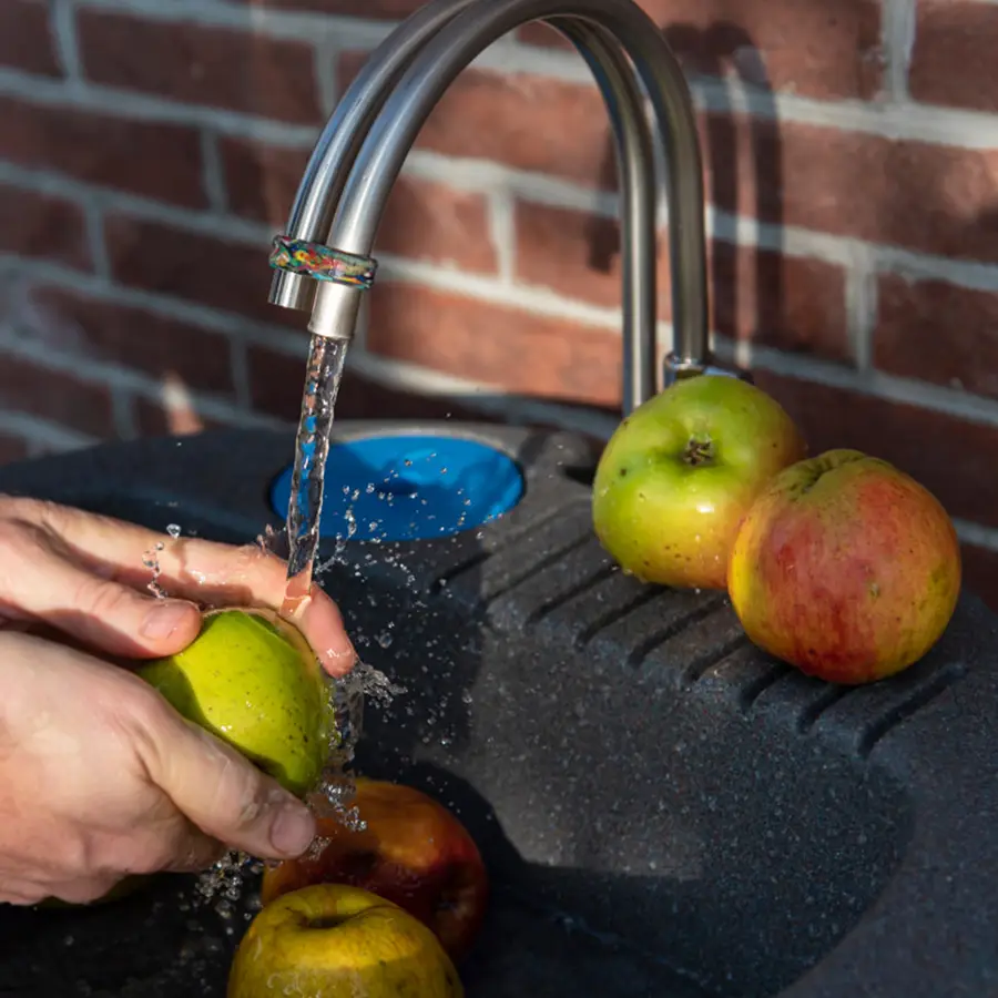 regenton met wastafel waterkraan